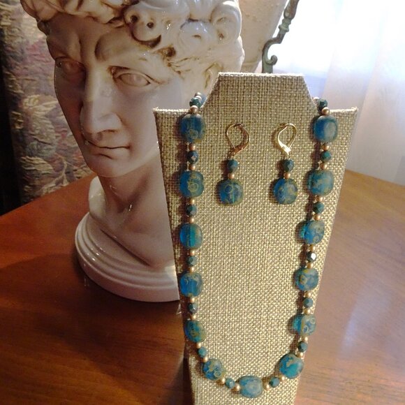 Hand-crafted artisanal necklace/earring set in moondust blue with Picasso finish - Picture 6 of 8